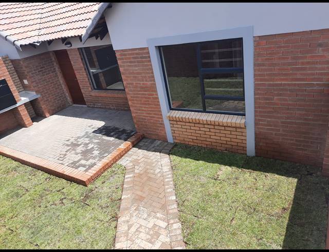 3 BEDROOM TOWNHOUSE TO LET IN LANGENHOVENPARK